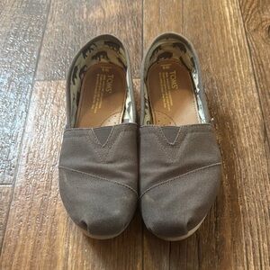 TOMS 8 Grey Slip-On Shoes